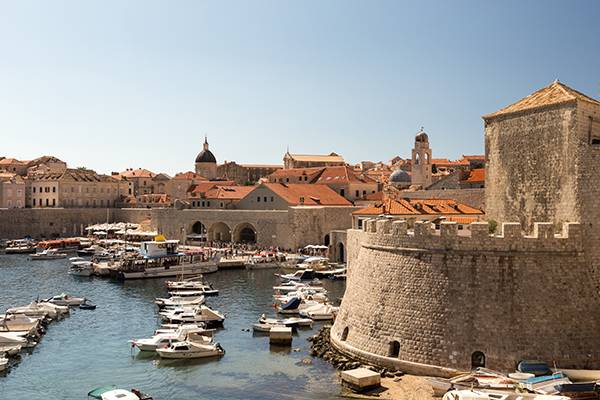 Der Hafen in Dubrovnik in Kroation ist auf Ihrer Kreuzfahrt durch Europa ein schöner Ort zum Verweilen. 