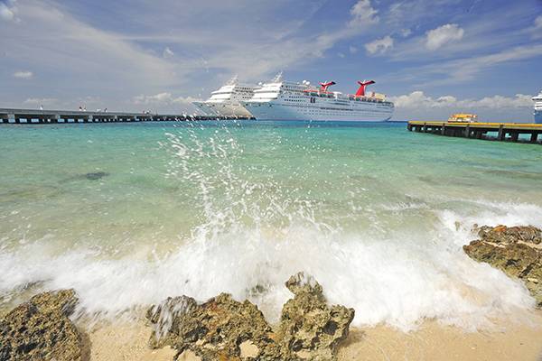 Ein Carnival Cruise Line Schiff steht vor dem Hafen Maya und fährt auf dem Meer.